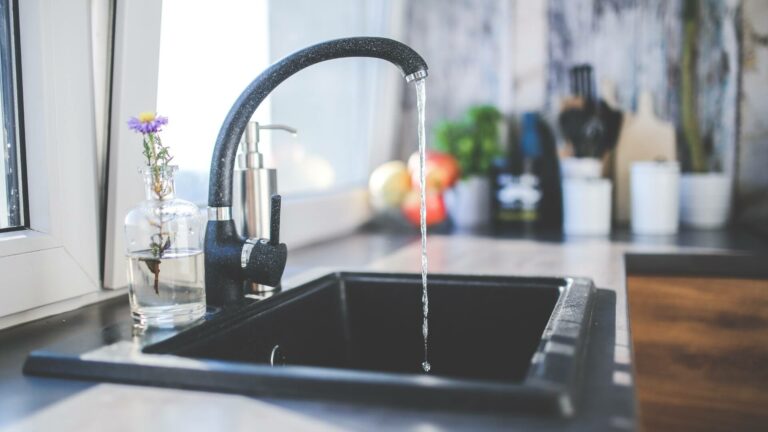 Kitchen sink tap with running water